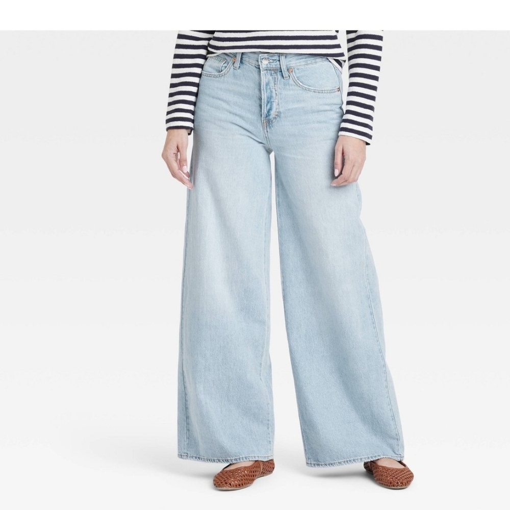 Light Blue Wide-Leg Women's Jeans